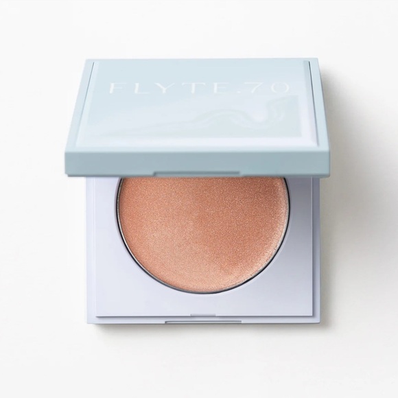 Flyte 70 Makeup Set with ColorBack, HazyView, HazyCheek, & make-up bag - Picture 8 of 10